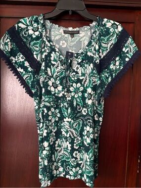 Adrienne Vittadini Green Paisley and Floral Tie-Neck Short Sleeve Top. Size M